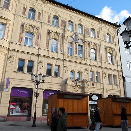 Modern Studio A Belvaros Koezepen Parkoloval- Kata Studioapartman Győr Exteriör bild