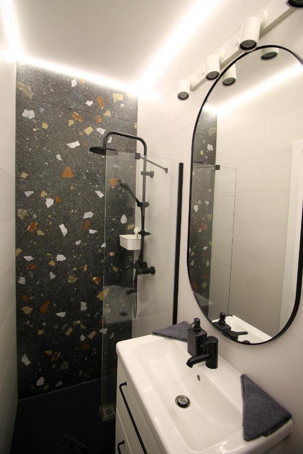 Modern Studio A Belvaros Koezepen Parkoloval- Kata Studioapartman Győr Exteriör bild