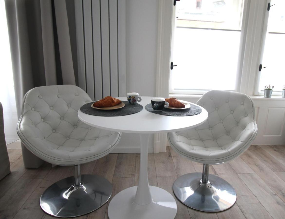 Modern Studio A Belvaros Koezepen Parkoloval- Kata Studioapartman Győr Exteriör bild