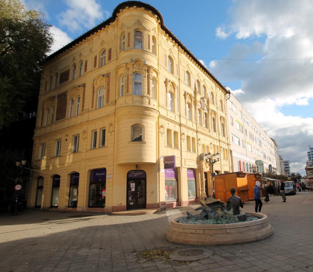 Modern Studio A Belvaros Koezepen Parkoloval- Kata Studioapartman Győr Exteriör bild