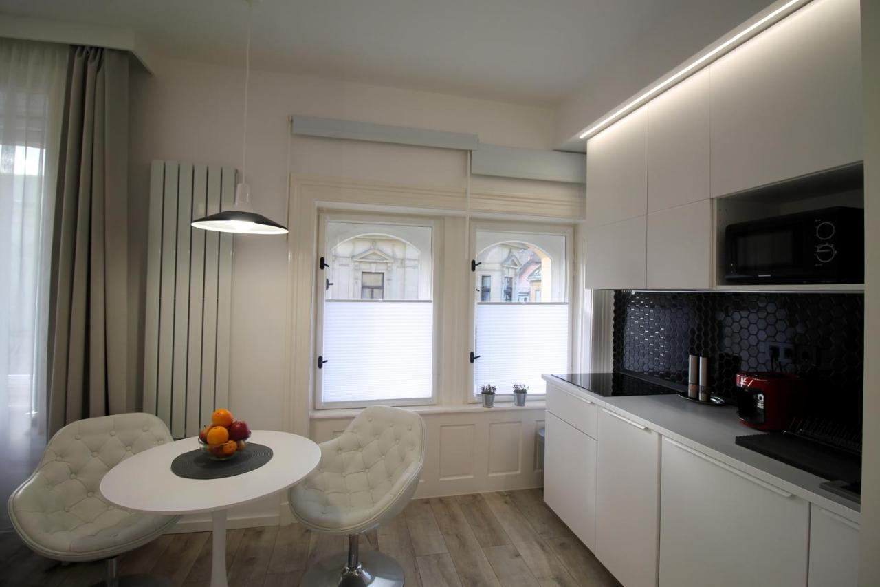 Modern Studio A Belvaros Koezepen Parkoloval- Kata Studioapartman Győr Exteriör bild