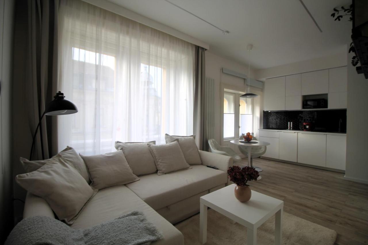 Modern Studio A Belvaros Koezepen Parkoloval- Kata Studioapartman Győr Exteriör bild