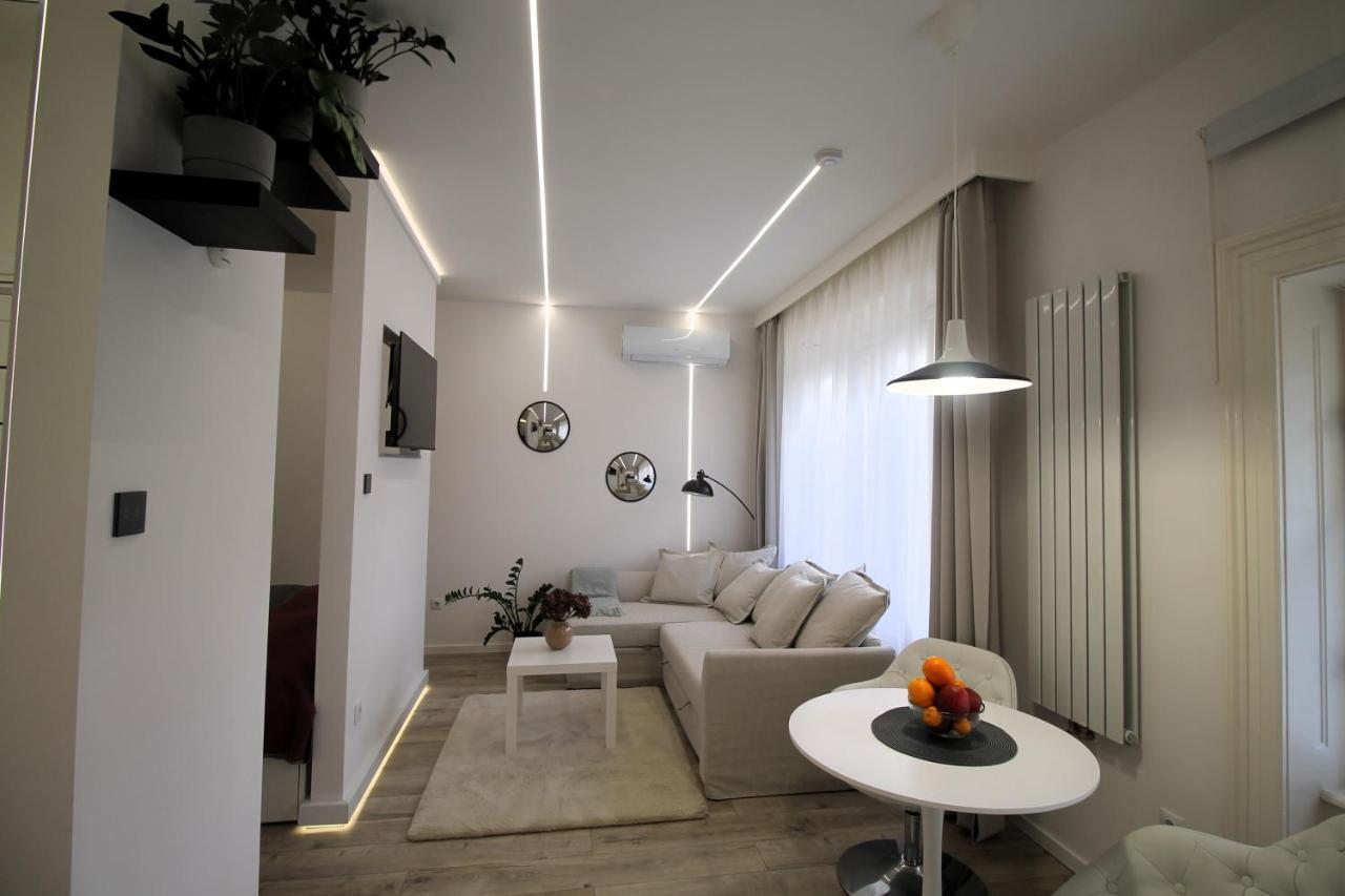 Modern Studio A Belvaros Koezepen Parkoloval- Kata Studioapartman Győr Exteriör bild