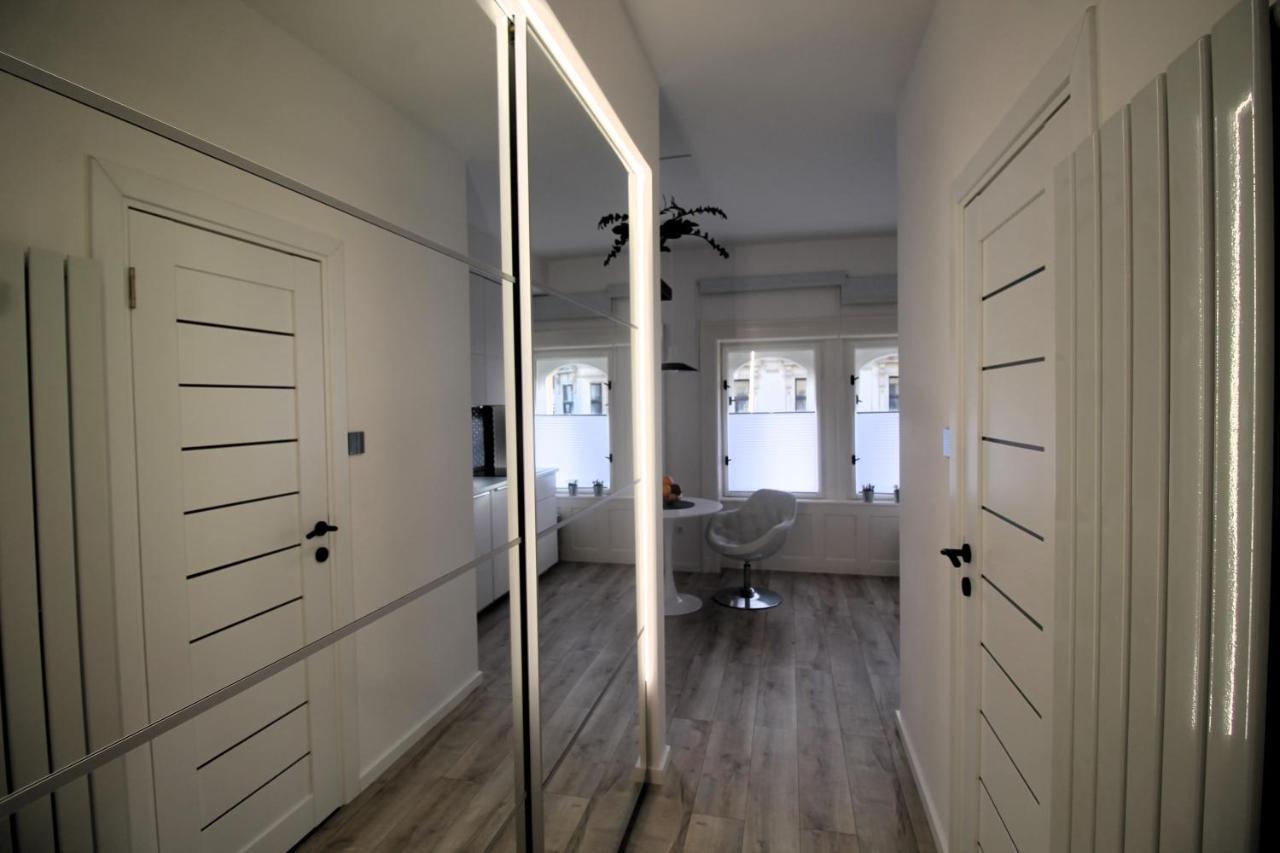 Modern Studio A Belvaros Koezepen Parkoloval- Kata Studioapartman Győr Exteriör bild
