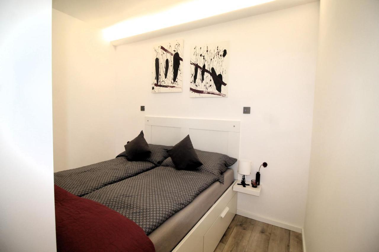 Modern Studio A Belvaros Koezepen Parkoloval- Kata Studioapartman Győr Exteriör bild