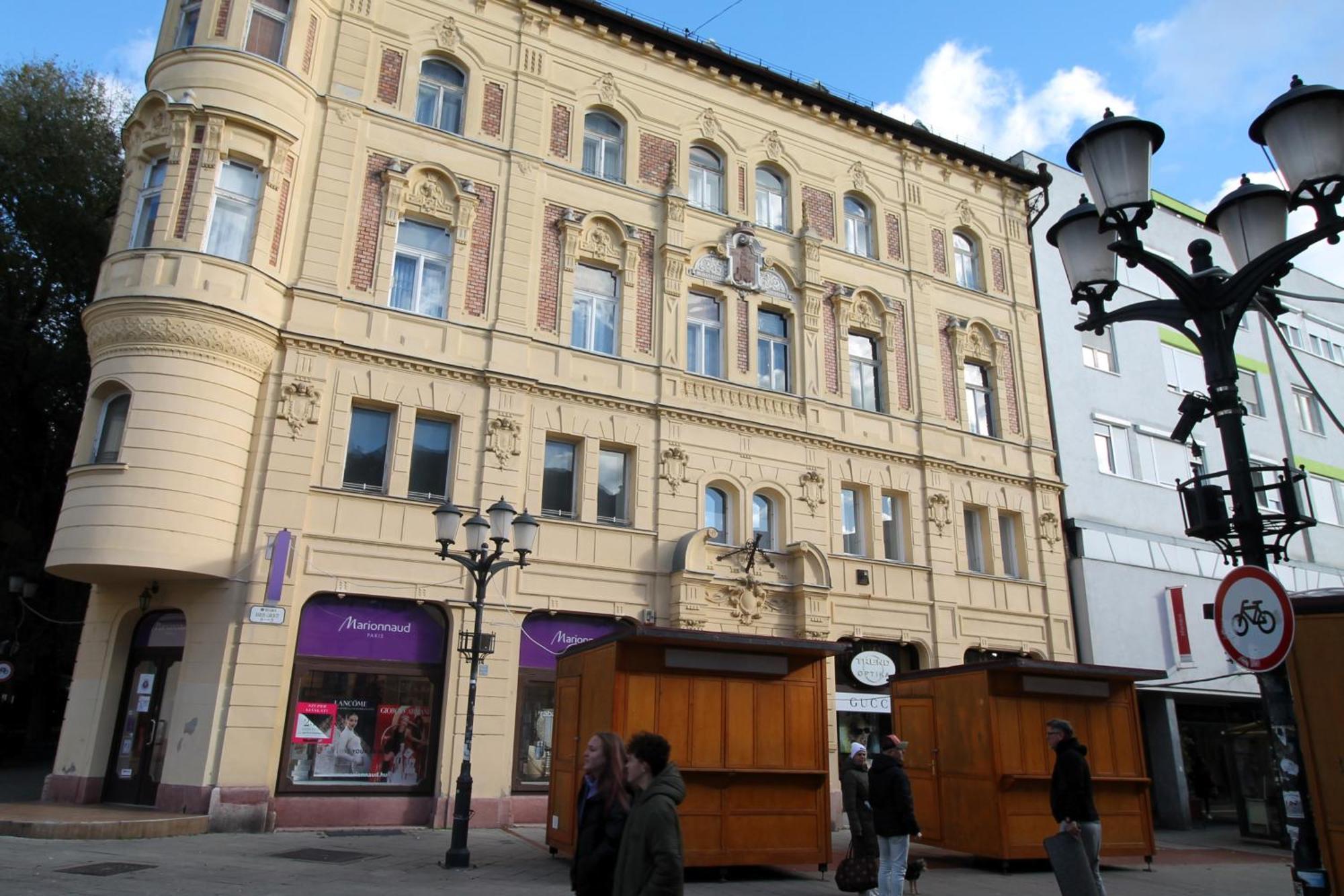 Modern Studio A Belvaros Koezepen Parkoloval- Kata Studioapartman Győr Exteriör bild
